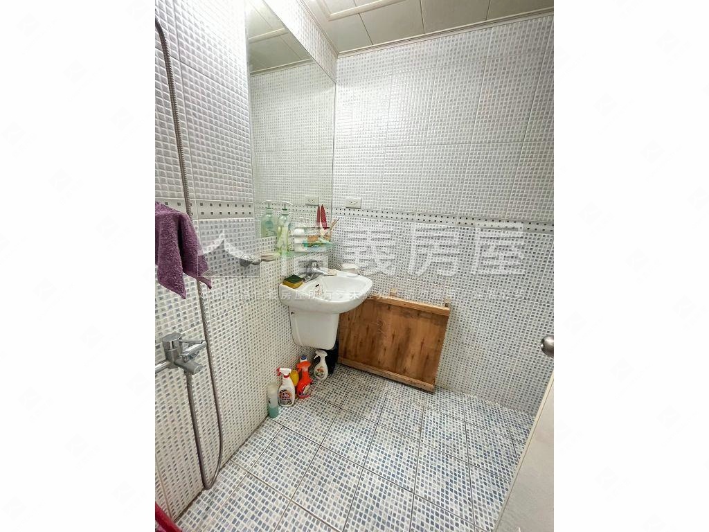 逢甲商圈，熱鬧樓店房屋室內格局與周邊環境