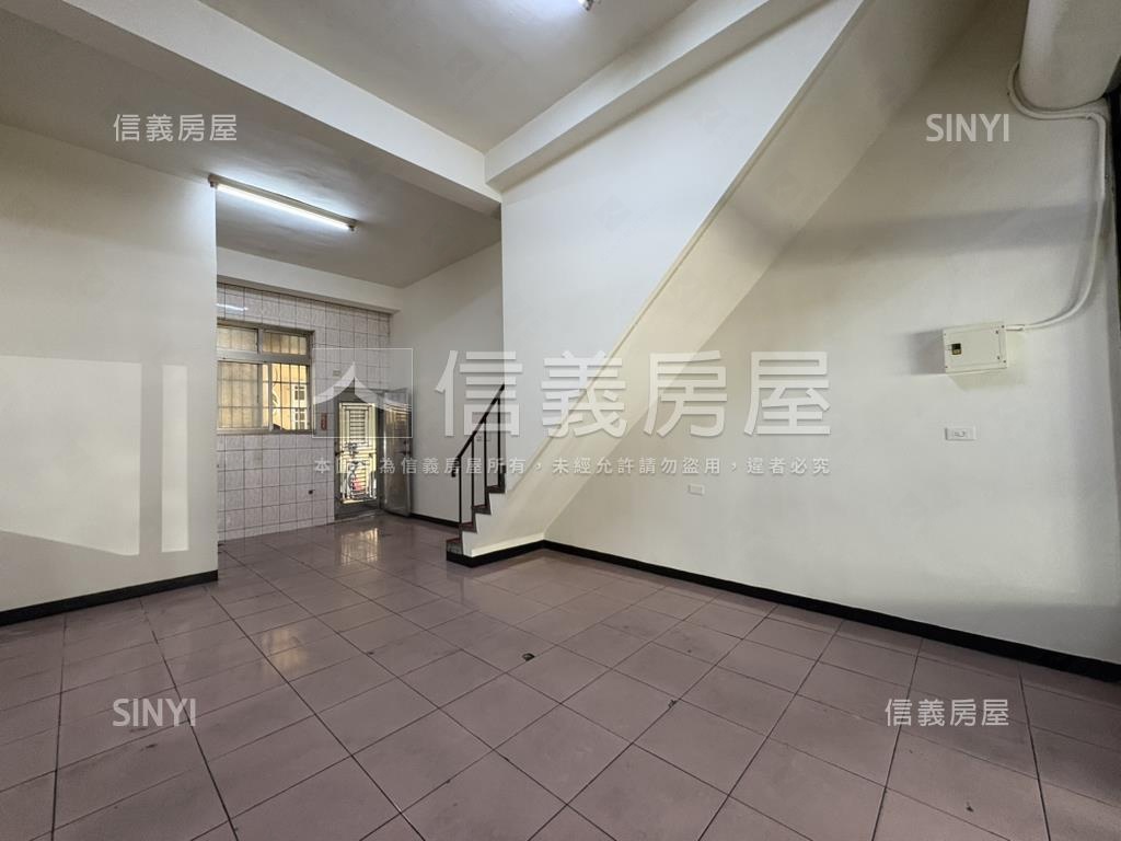 專任近中國醫前後臨路透店房屋室內格局與周邊環境