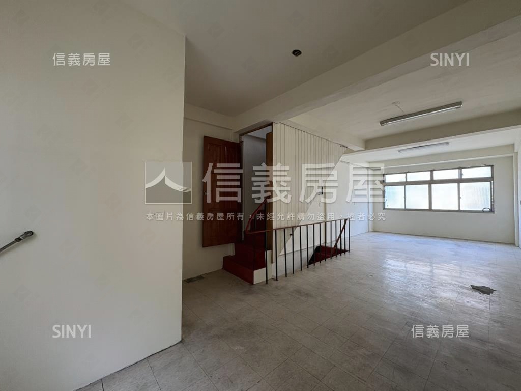 專任近中國醫前後臨路透店房屋室內格局與周邊環境