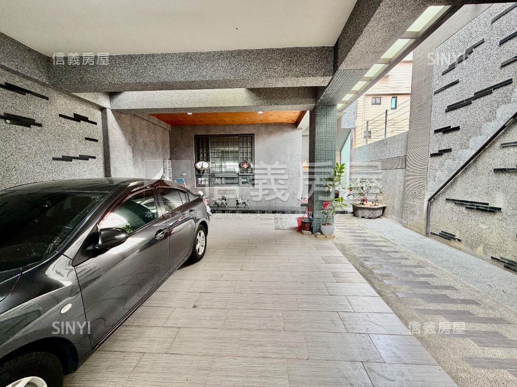 近文山特區電梯車墅房屋室內格局與周邊環境