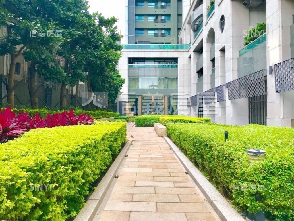 鋼骨地標新巨蛋四房車位房屋室內格局與周邊環境