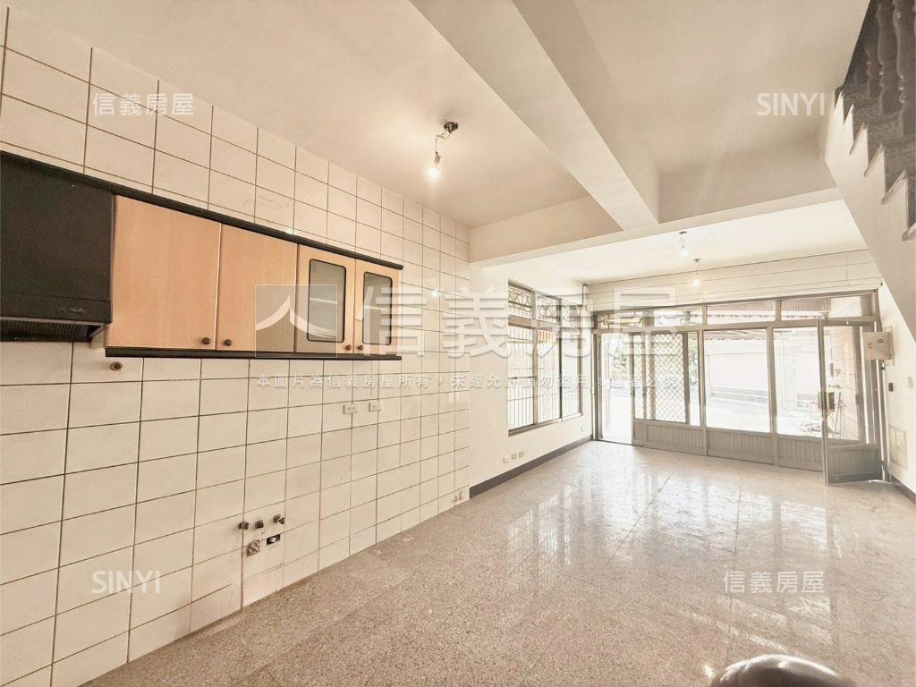 超Ａ兩面臨街三角窗美透天房屋室內格局與周邊環境