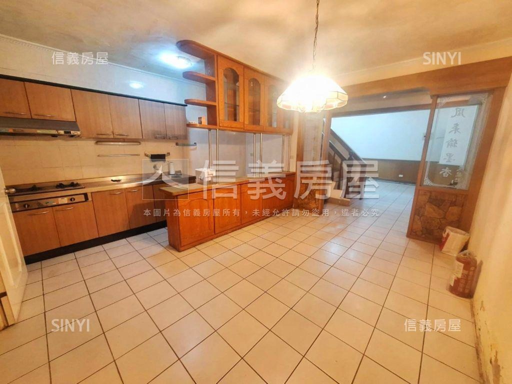 忠福有車位透天稀有釋出房屋室內格局與周邊環境