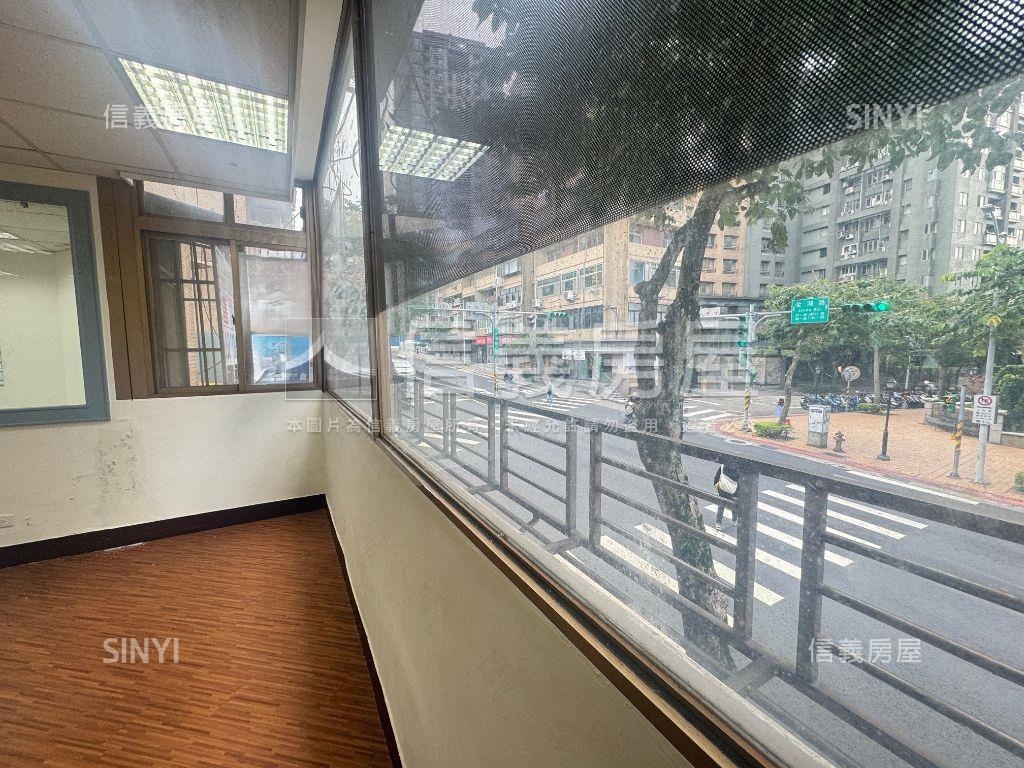 正金湖路上邊間２樓房屋室內格局與周邊環境