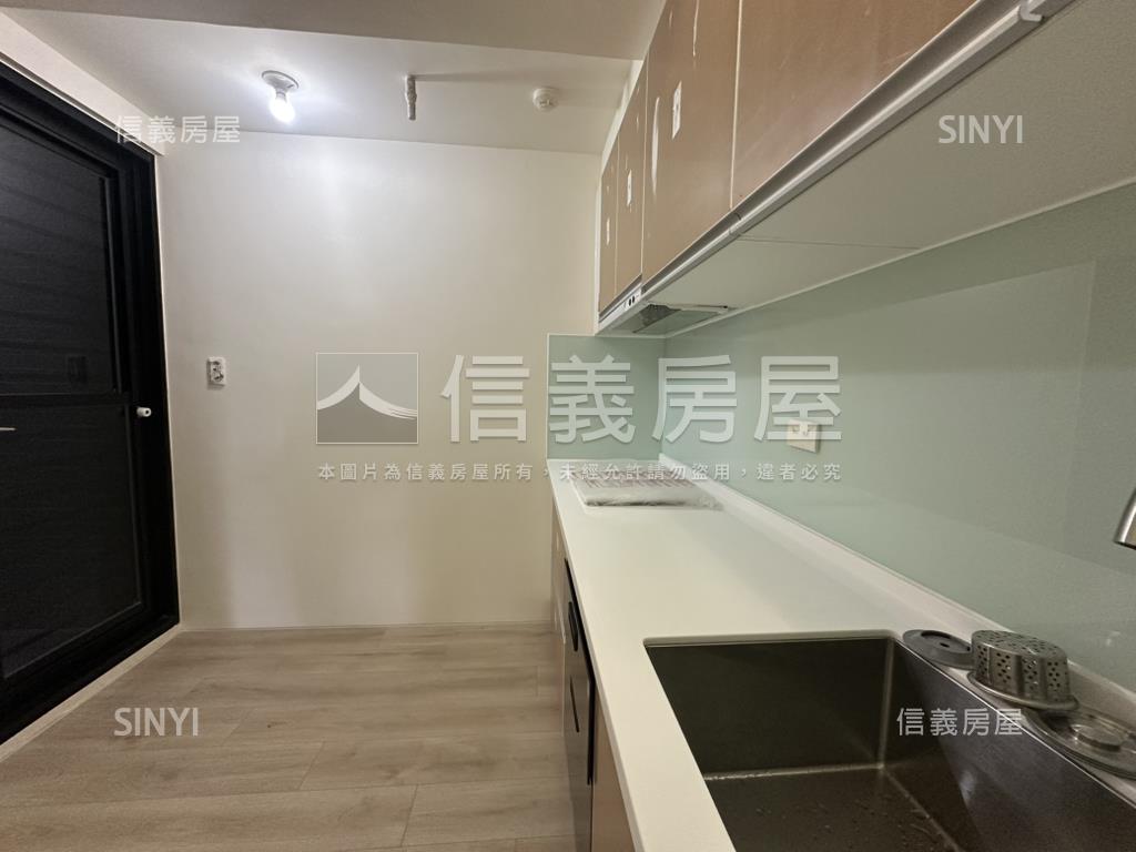 世界仁高樓四房雙平車房屋室內格局與周邊環境