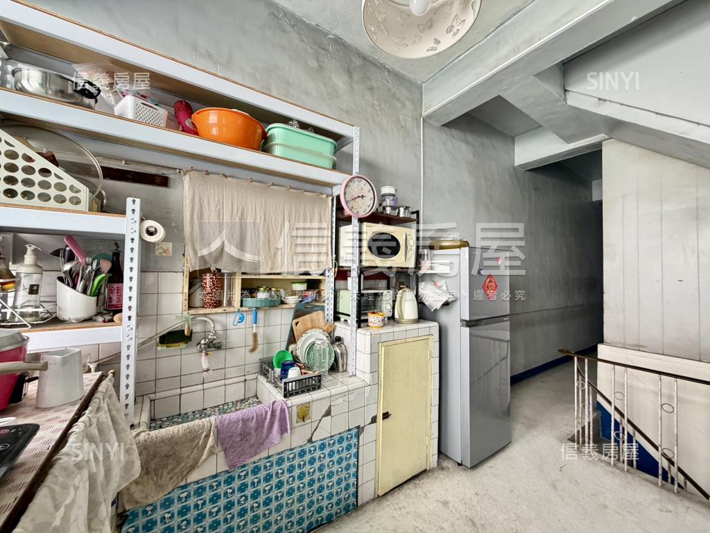 光華夜市正路黃金透店房屋室內格局與周邊環境