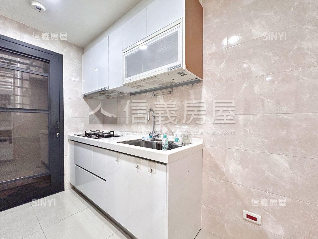 家樂福次頂樓景觀２＋１房房屋室內格局與周邊環境