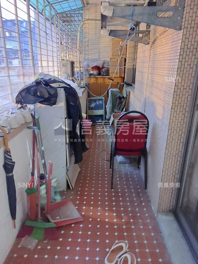 秀山公園國泰黃金二樓房屋室內格局與周邊環境