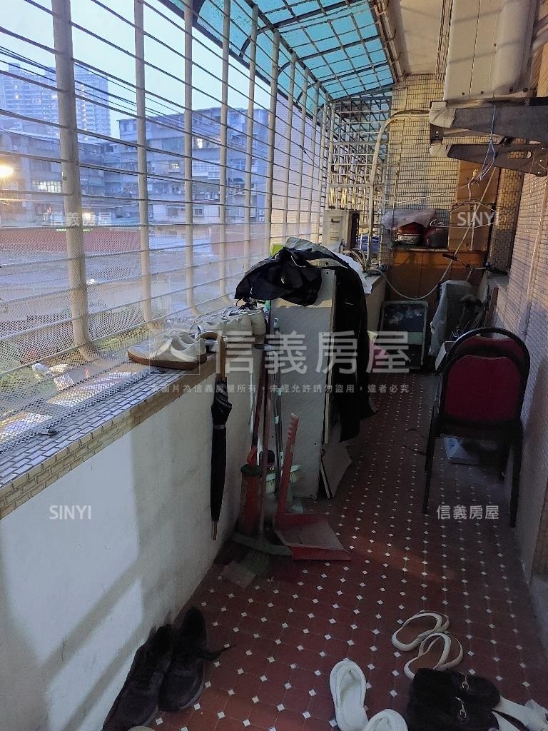 秀山公園國泰黃金二樓房屋室內格局與周邊環境