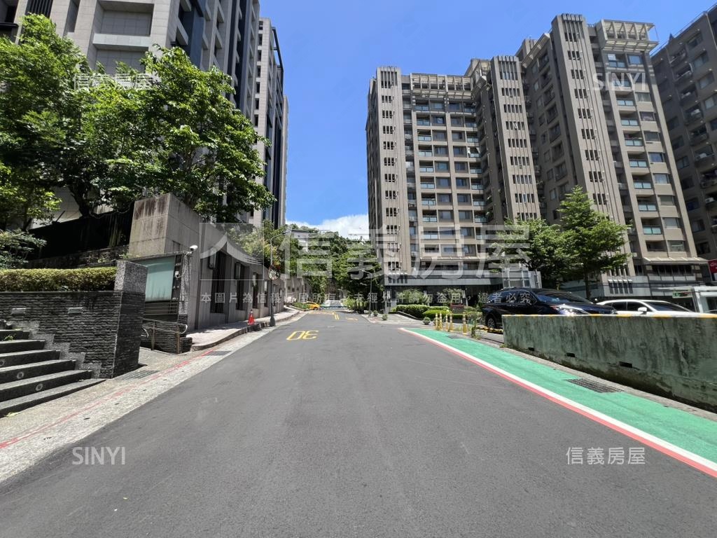 文山敦品２房１室坡平車位房屋室內格局與周邊環境