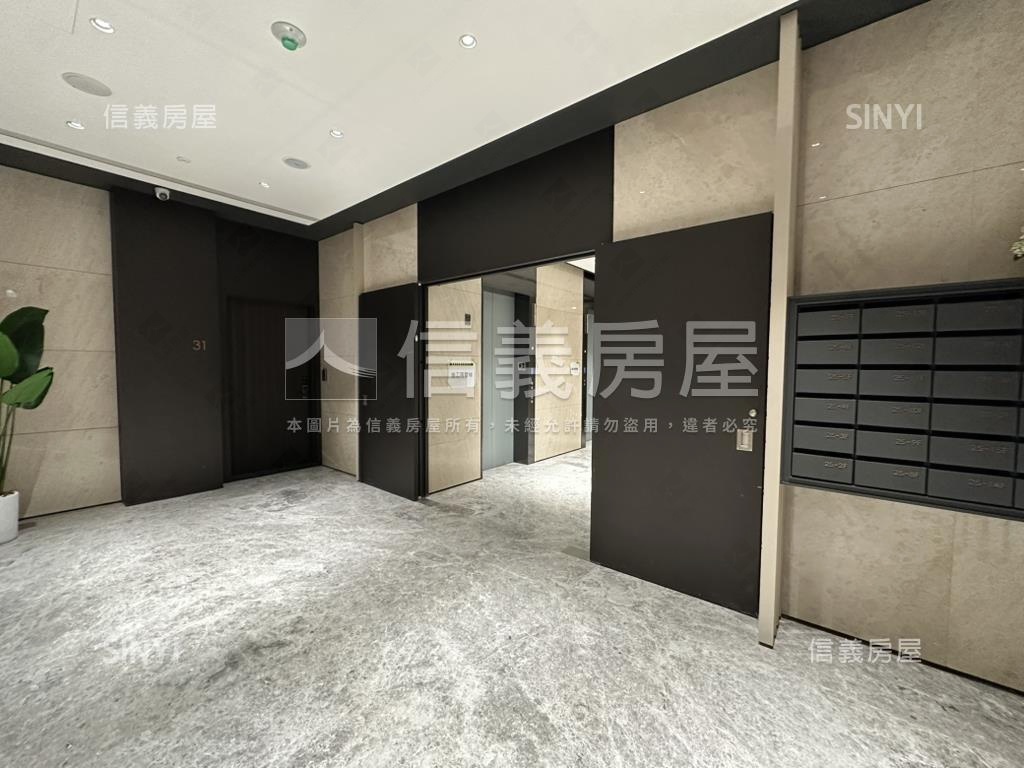 專任國泰悠陽高樓三房車位房屋室內格局與周邊環境