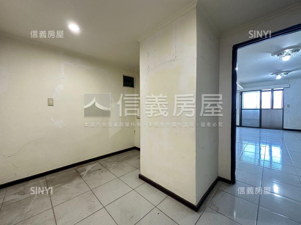京華遠眺山景高樓住辦房屋室內格局與周邊環境