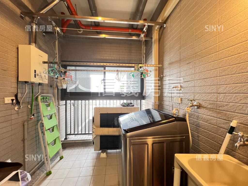 專任新業自由居高樓雙平車房屋室內格局與周邊環境