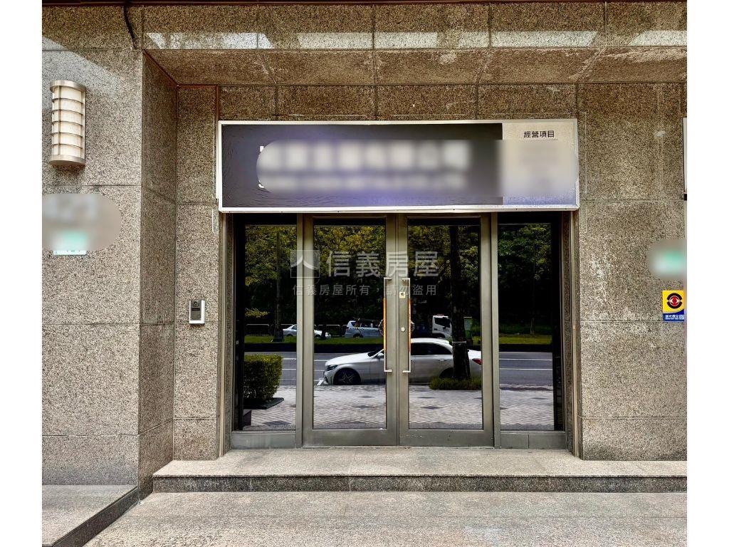 燙金店辦雙用雙效。湖砌房屋室內格局與周邊環境