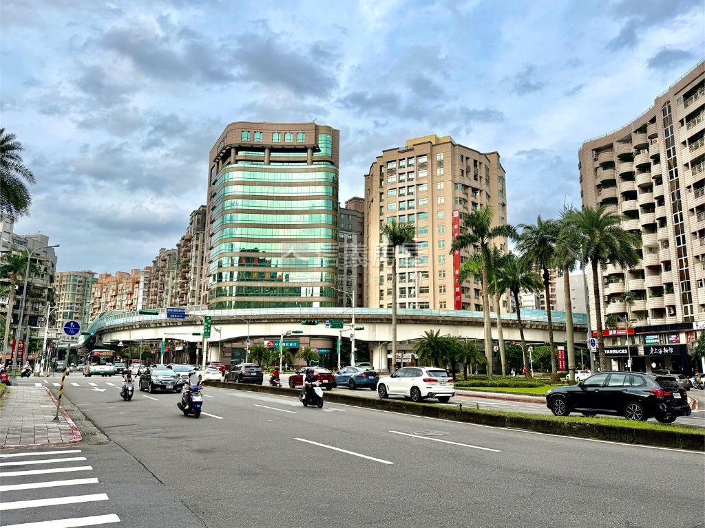 燙金店辦雙用雙效。湖砌房屋室內格局與周邊環境