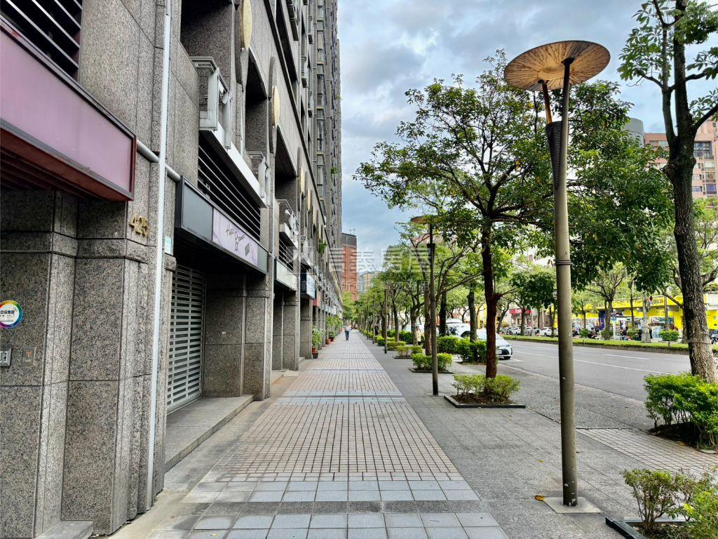 燙金店辦雙用雙效。湖砌房屋室內格局與周邊環境
