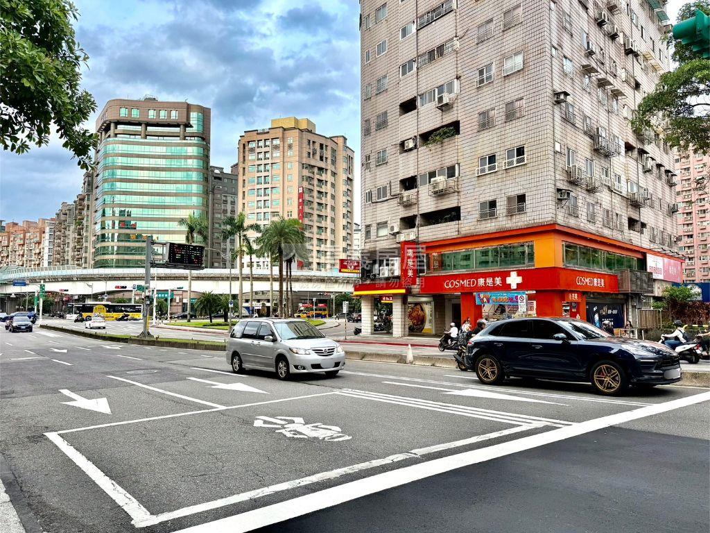 燙金店辦雙用雙效。湖砌房屋室內格局與周邊環境