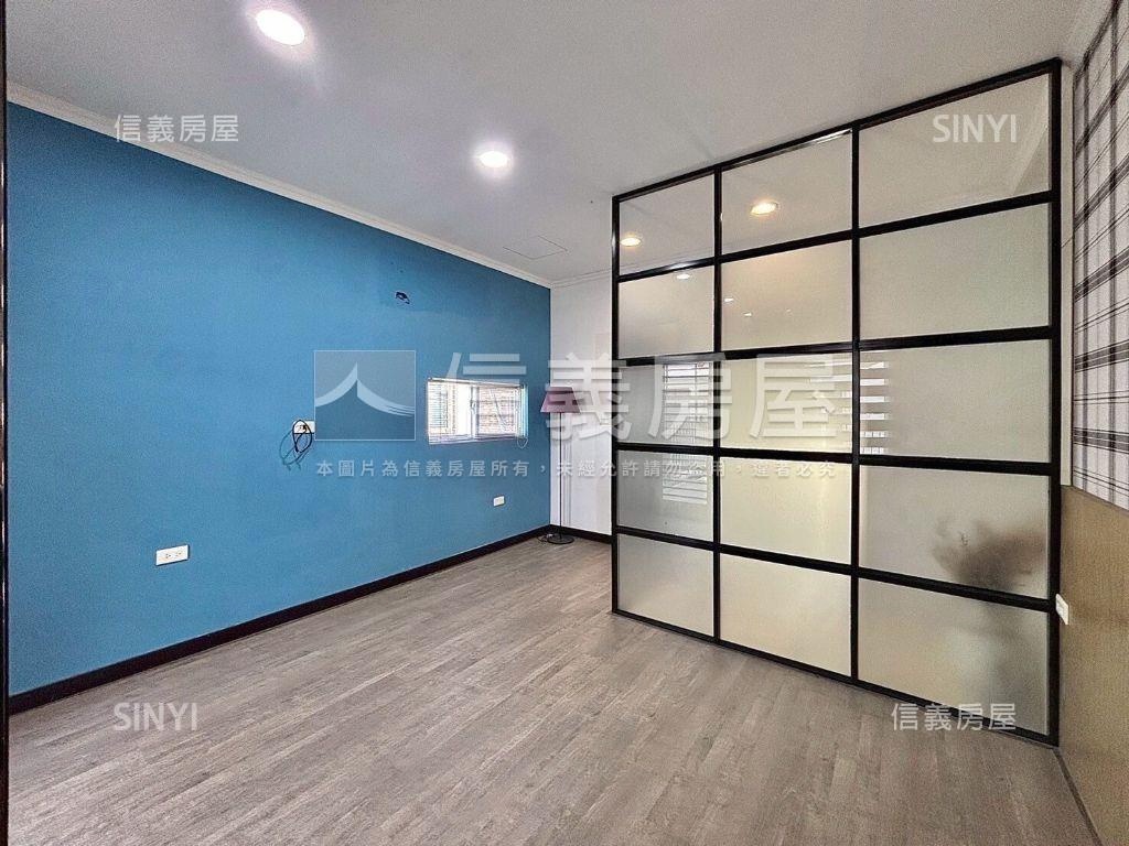 站前北門。獨棟邊間店面房屋室內格局與周邊環境