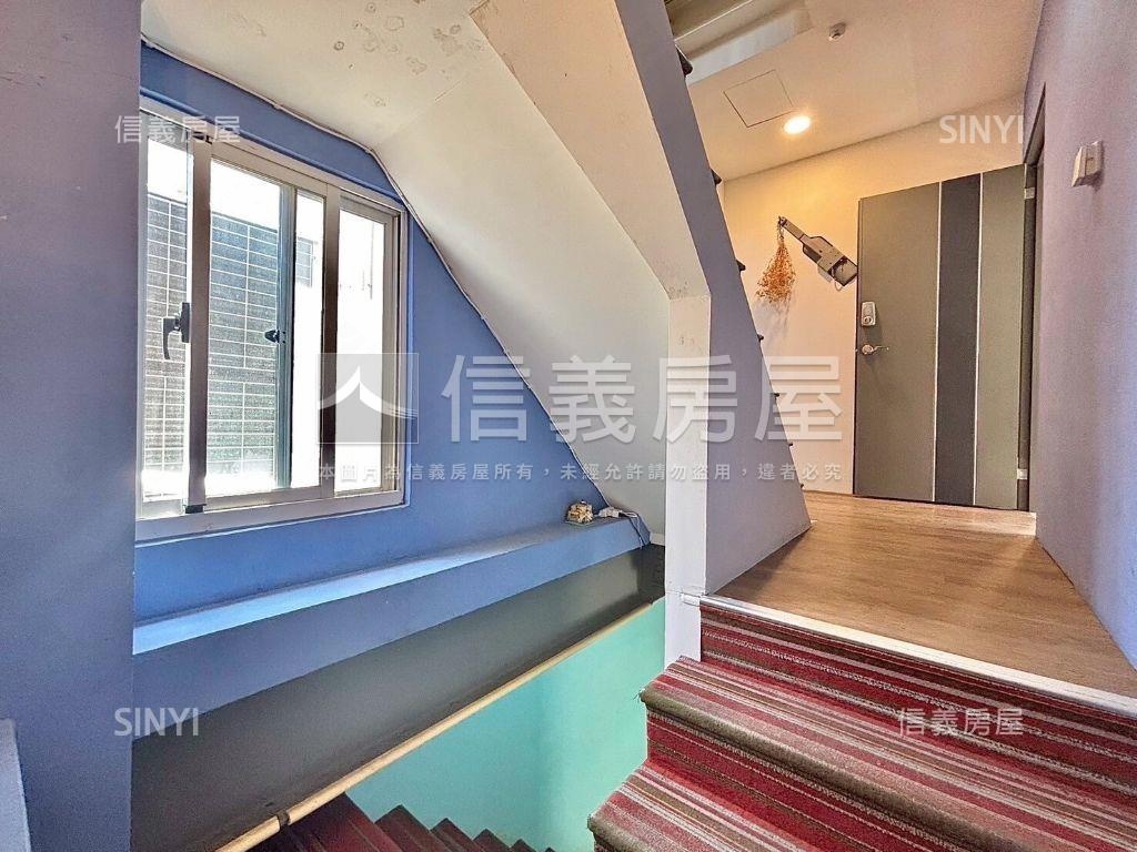 站前北門。獨棟邊間店面房屋室內格局與周邊環境