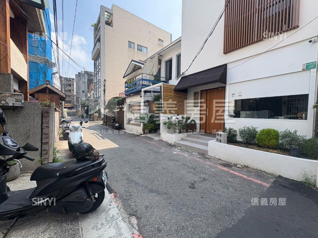 站前北門。獨棟邊間店面房屋室內格局與周邊環境