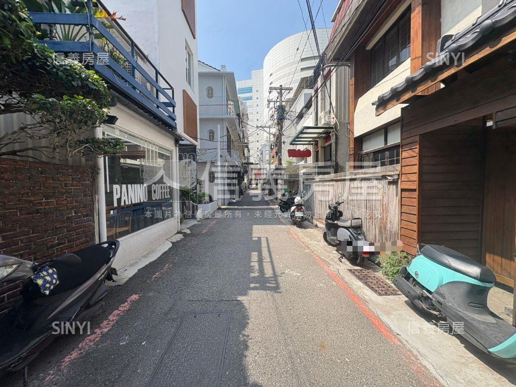 站前北門。獨棟邊間店面房屋室內格局與周邊環境