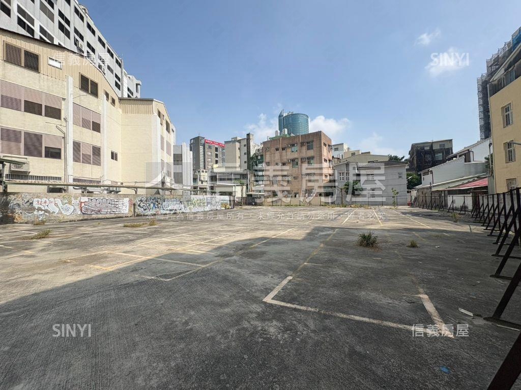 站前北門。獨棟邊間店面房屋室內格局與周邊環境