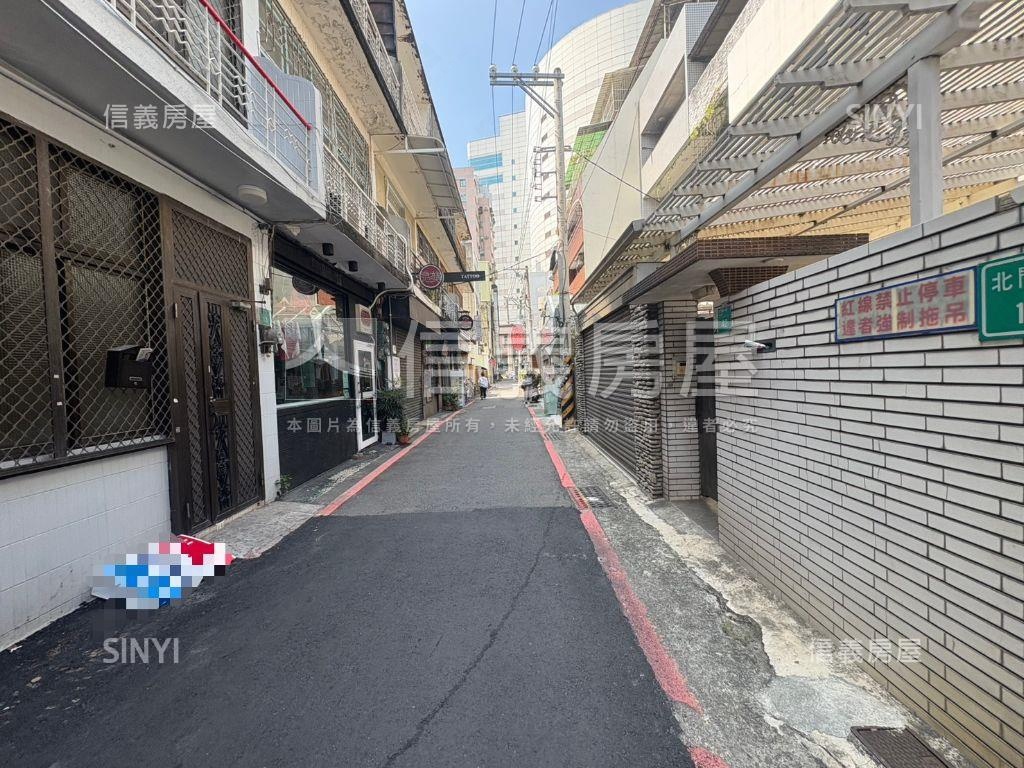 站前北門。獨棟邊間店面房屋室內格局與周邊環境