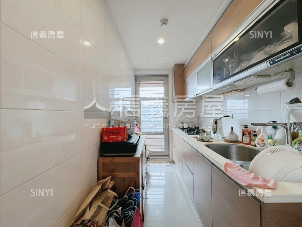國泰建設｜次頂樓三房平車房屋室內格局與周邊環境