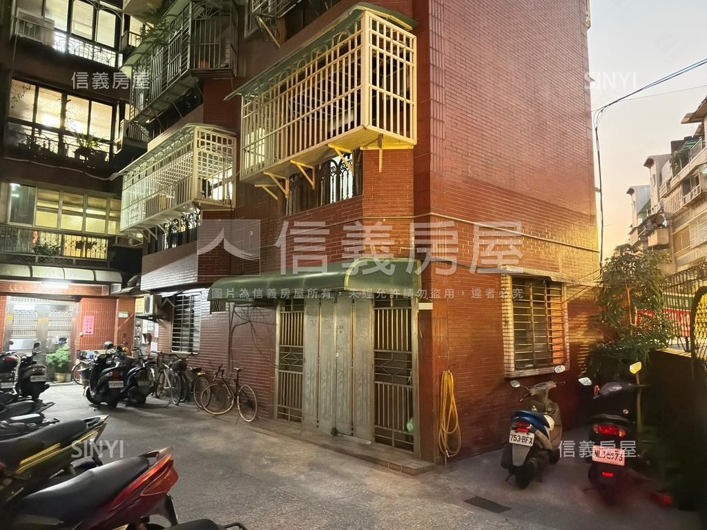 圍牆內的稀有雙套房一樓房屋室內格局與周邊環境