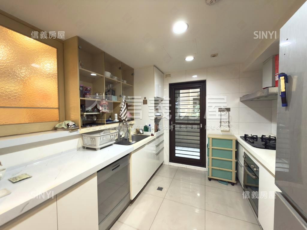 藝樹年鑑四房車位屋況佳房屋室內格局與周邊環境