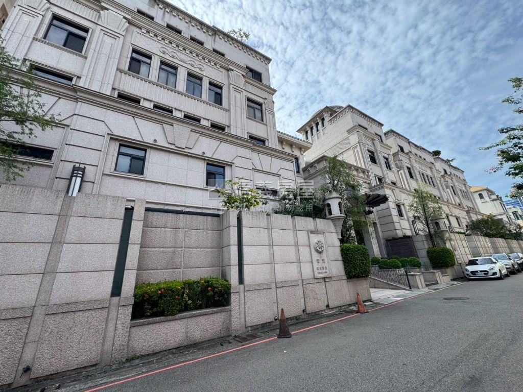 七期臻寶加蓋電梯豪華別墅房屋室內格局與周邊環境