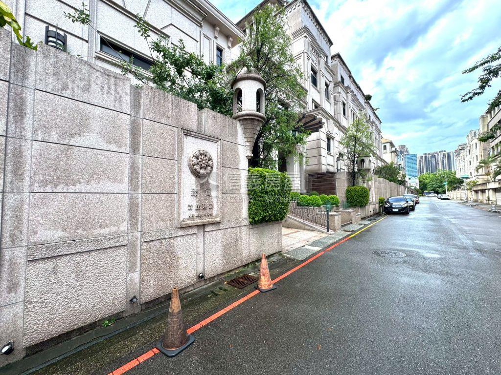 七期臻寶加蓋電梯豪華別墅房屋室內格局與周邊環境