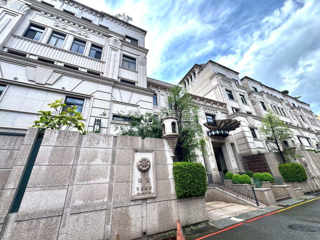七期臻寶加蓋電梯豪華別墅房屋室內格局與周邊環境