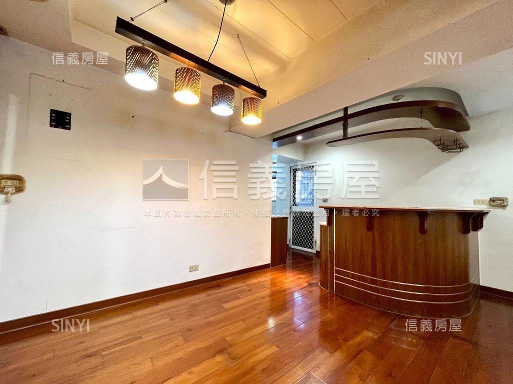 Ｄ型國宅高樓大三房房屋室內格局與周邊環境