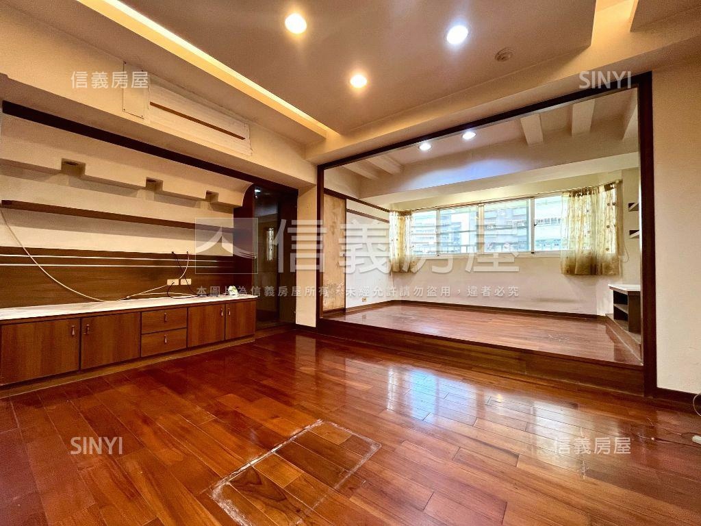 Ｄ型國宅高樓大三房房屋室內格局與周邊環境