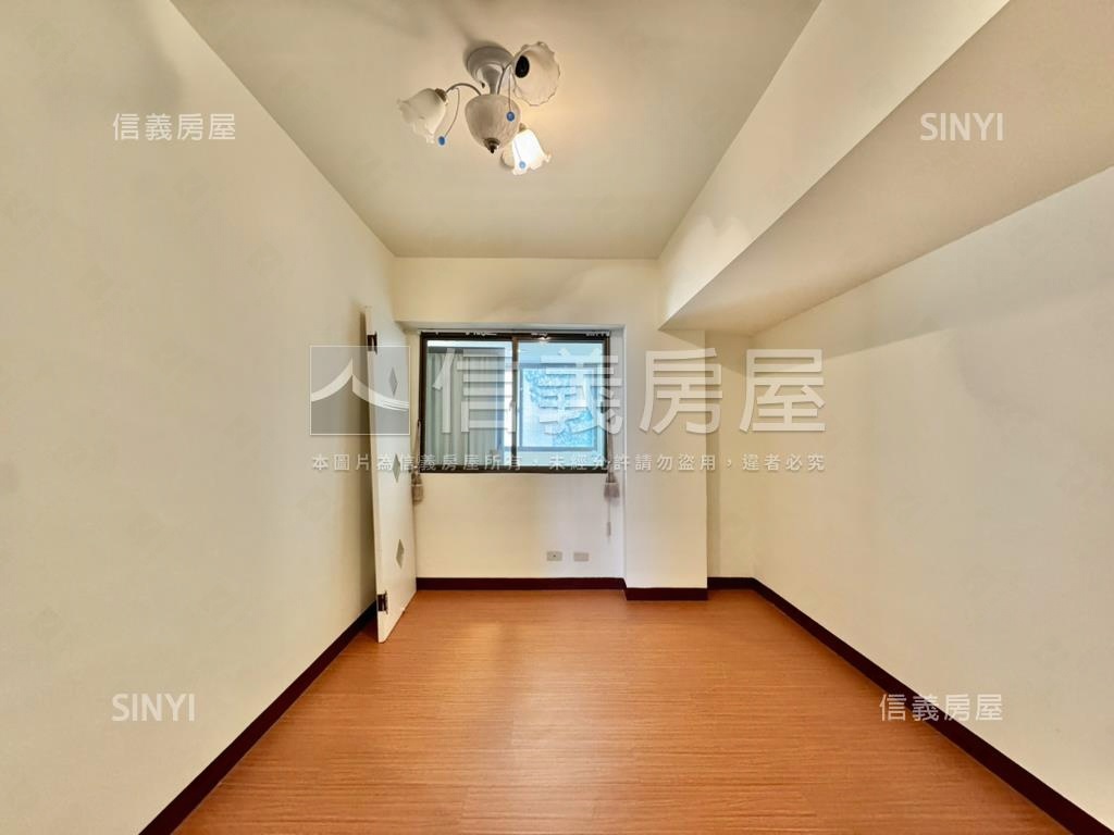 近文華高中次頂樓採光美宅房屋室內格局與周邊環境