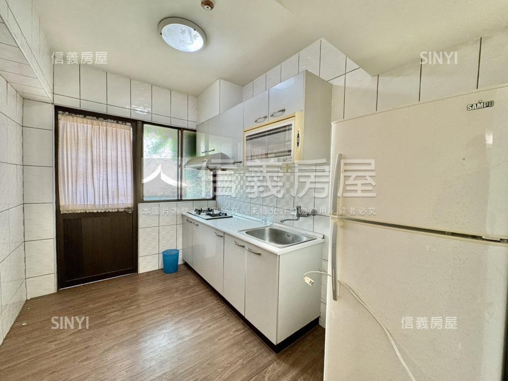 近文華高中次頂樓採光美宅房屋室內格局與周邊環境