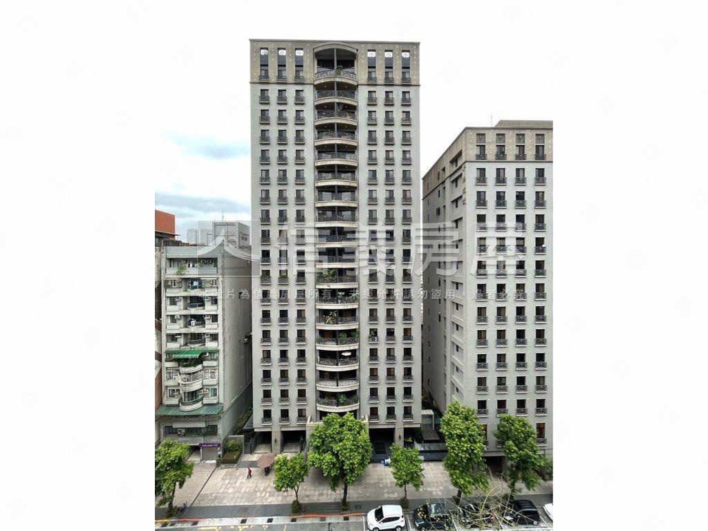 專任昇陽Ｇｒａｎｄ層峰房屋室內格局與周邊環境