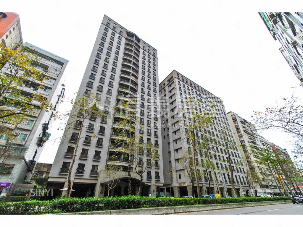 專任昇陽Ｇｒａｎｄ層峰房屋室內格局與周邊環境