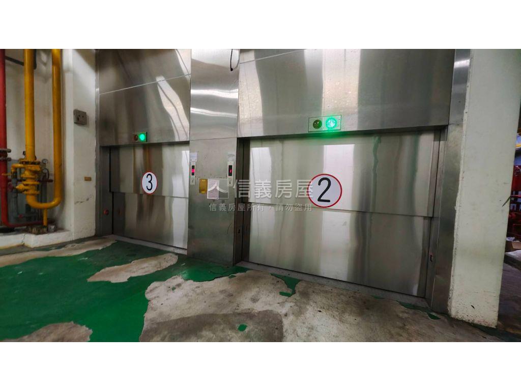 升降平面車位可停２台休旅房屋室內格局與周邊環境