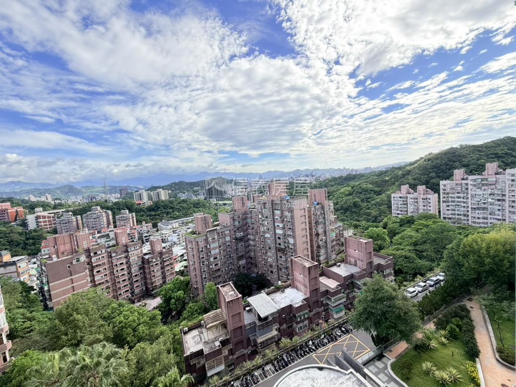 愛眉面泳池高樓雅居房屋室內格局與周邊環境
