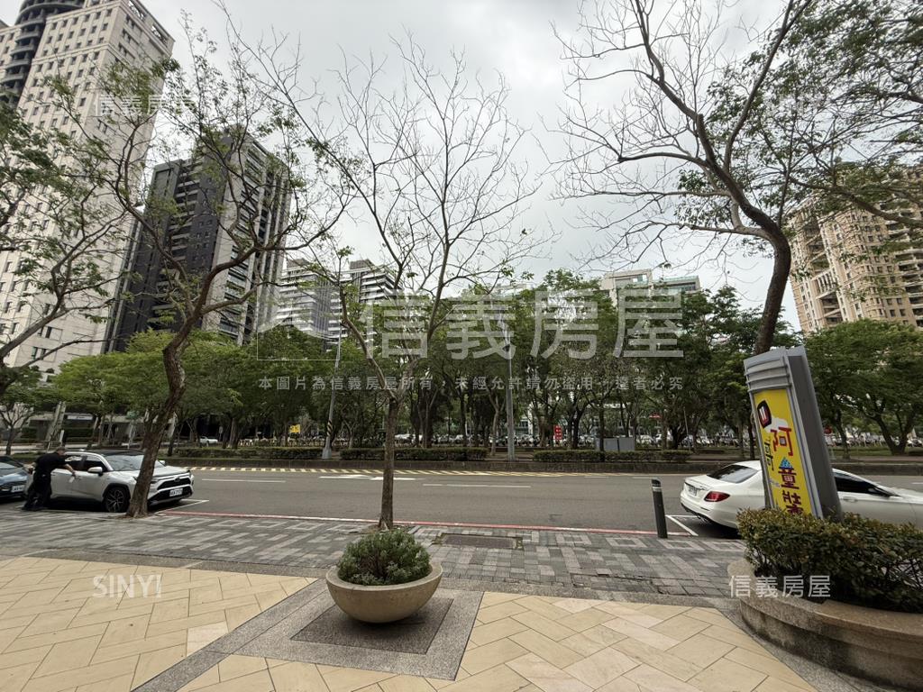 高鐵區文興路稀有店面房屋室內格局與周邊環境