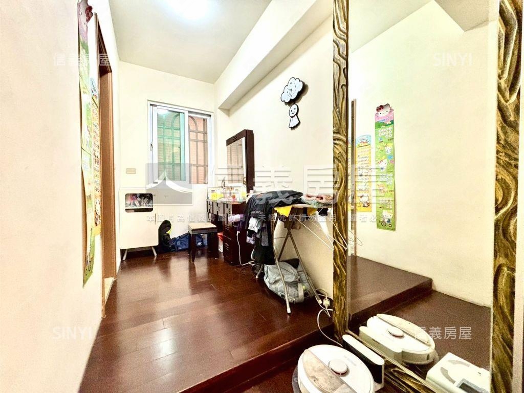 近十三期震後臨路透天房屋室內格局與周邊環境