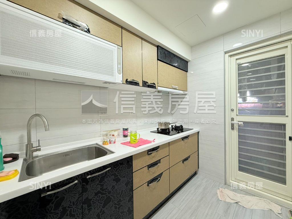 日月光美妝２房車位房屋室內格局與周邊環境