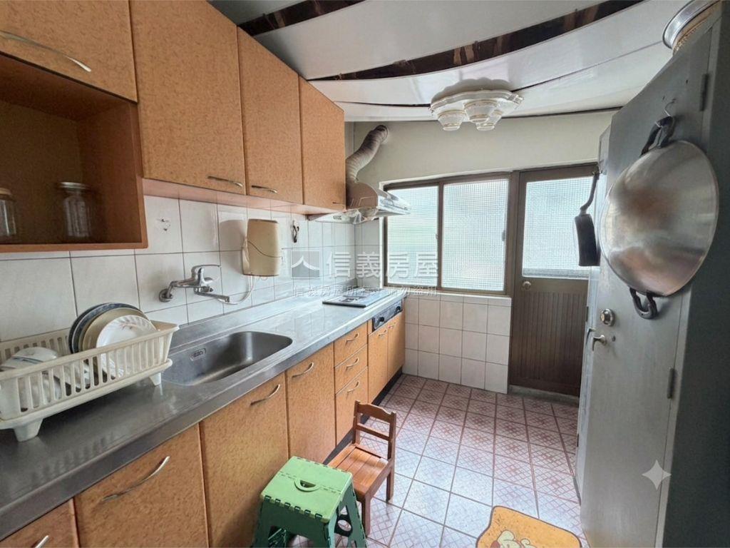 萬盛街面寬頂加三樓公寓房屋室內格局與周邊環境