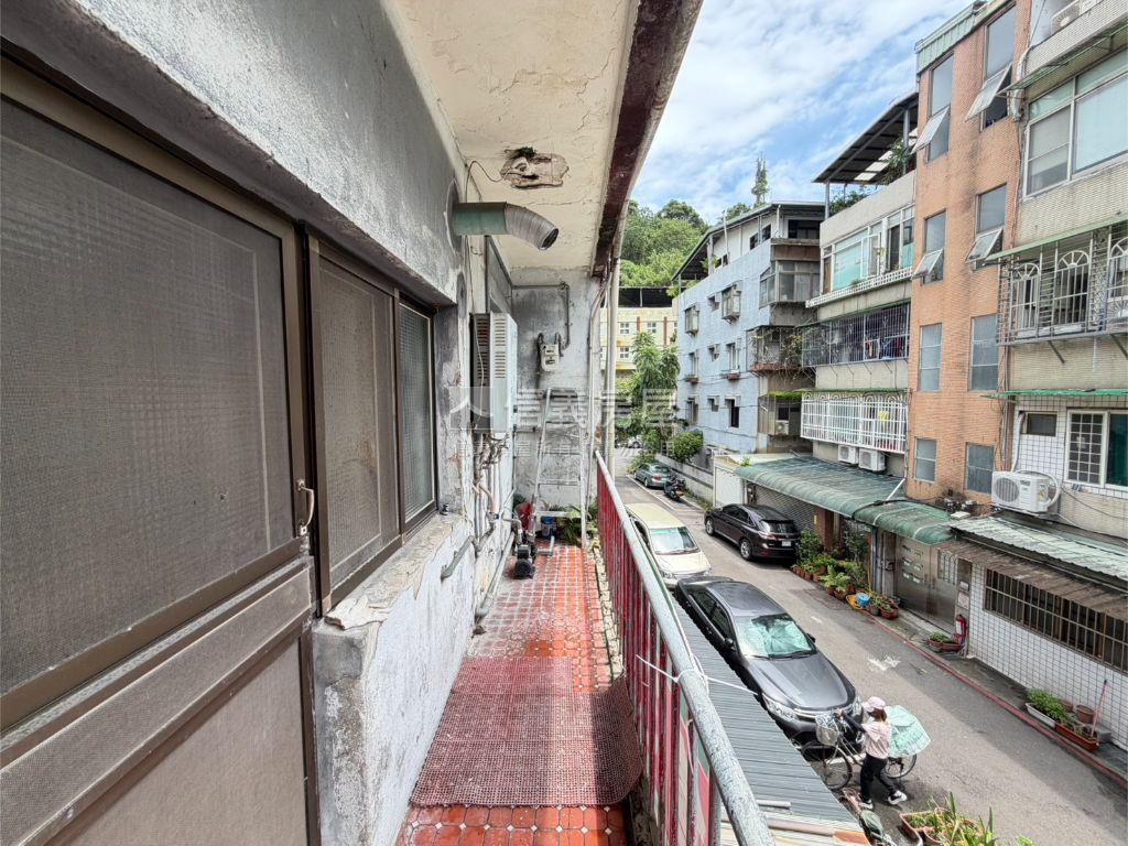 萬盛街面寬頂加三樓公寓房屋室內格局與周邊環境