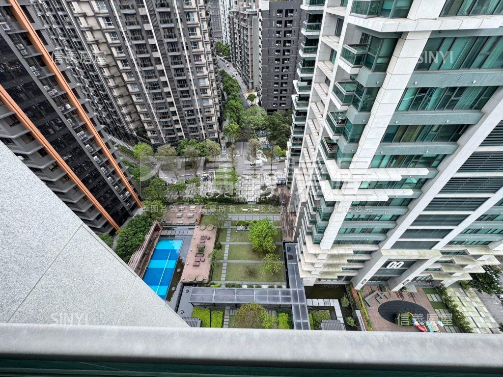 Ａ９世紀長虹面泳池雙車位房屋室內格局與周邊環境