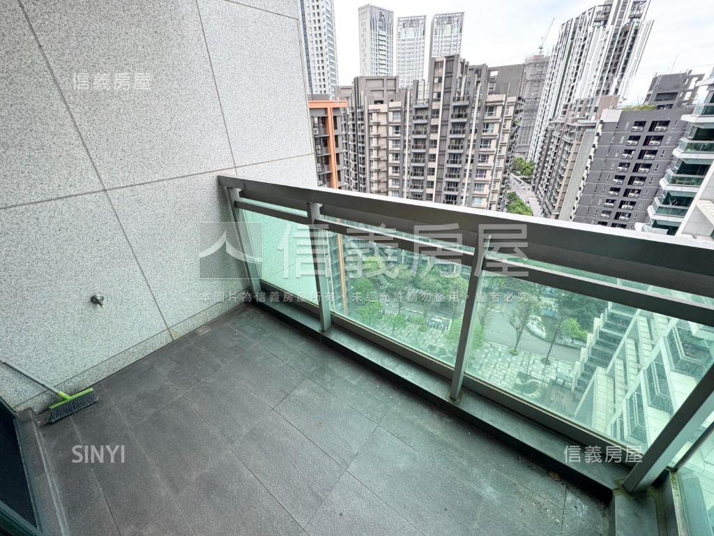 Ａ９世紀長虹面泳池雙車位房屋室內格局與周邊環境