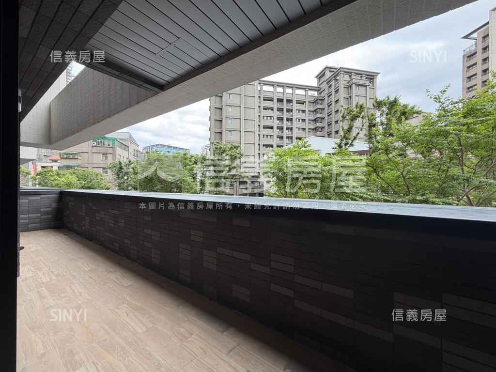 近高鐵代代木三房露台戶房屋室內格局與周邊環境