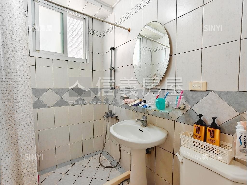 凹子底捷運三面採光美四房房屋室內格局與周邊環境